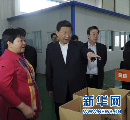 5月10日上午，習(xí)近平在河南保稅物流中心了解貨物裝配和查驗(yàn)情況。新華社記者張鐸攝 