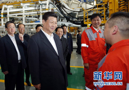 5月10日上午，習(xí)近平在中鐵工程裝備集團有限公司盾構(gòu)總裝車間同現(xiàn)場職工親切交流。新華社記者鞠鵬攝